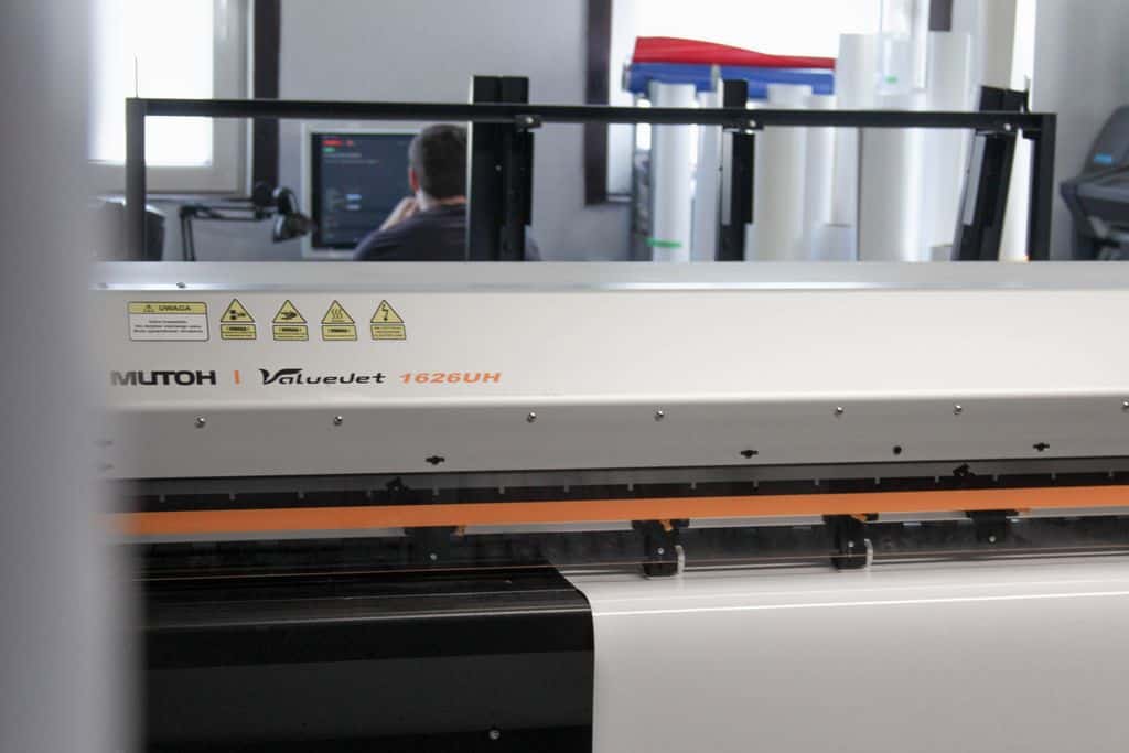 drukarnia-wielkoformatowa-drukarz-praca