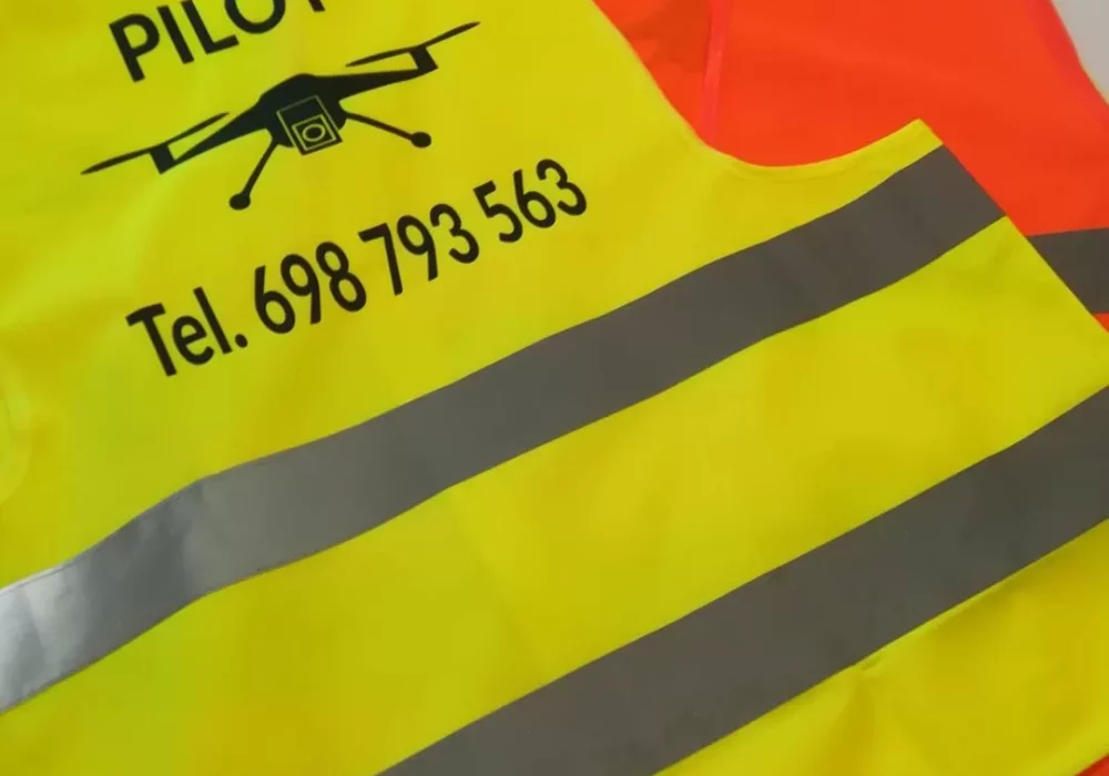 Żółta kamizelka odblaskowa z czarnym nadrukiem dla pilota