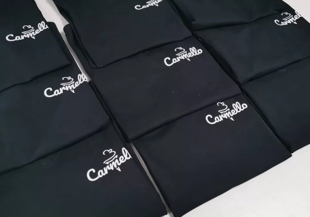 Czarne koszulki firmowe z białym logo Carmella