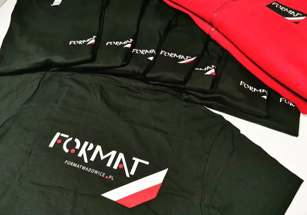 Czarne i czerwone koszulki firmowe z nadrukiem FORMAT