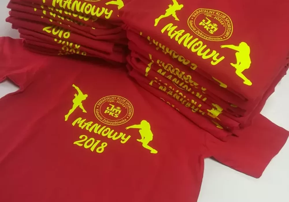Czerwone koszulki sportowe z żółtym nadrukiem klubu