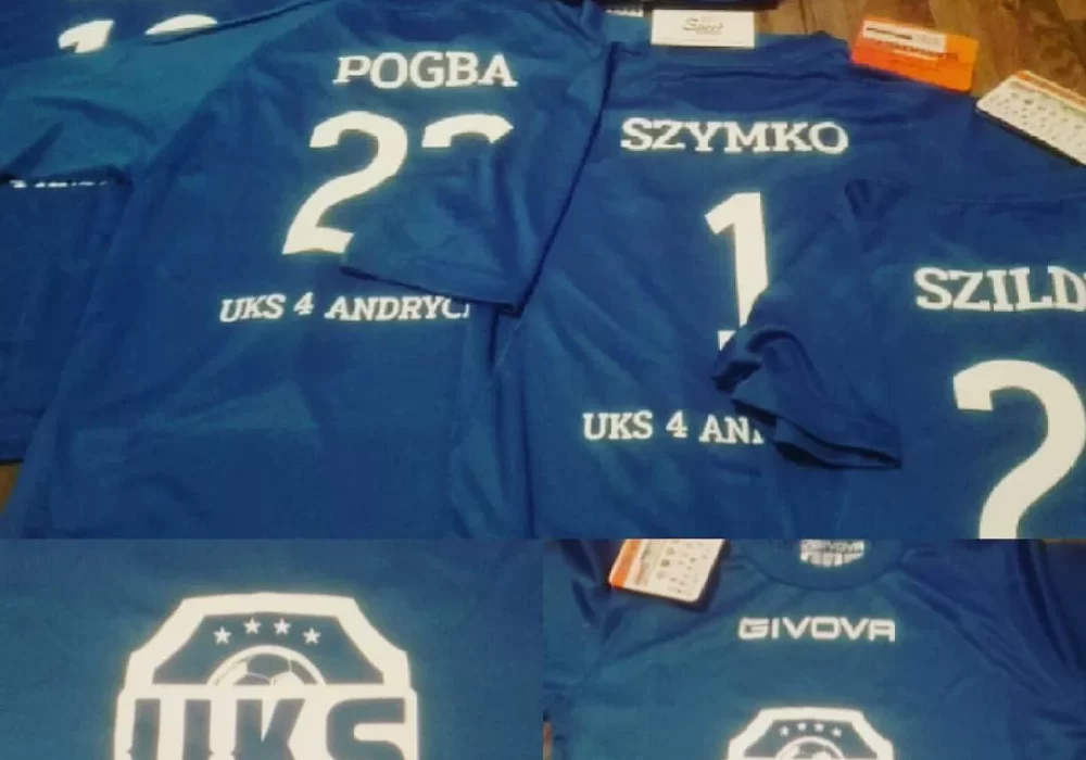 Niebieskie koszulki sportowe z nazwiskami, numerami i logo UKS
