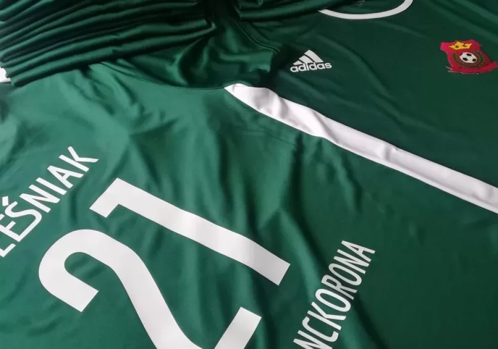 Zielone koszulki piłkarskie z numerami i nadrukiem drużyny